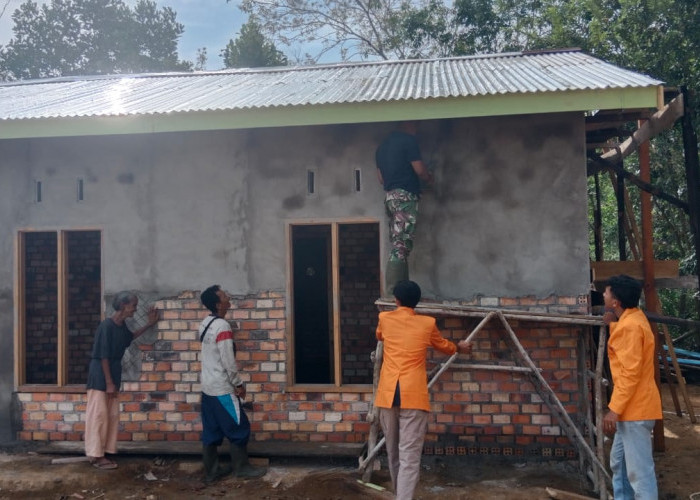 Satgas TMMD ke-121 Kodim 0415/Jambi Pasang Batu Dinding Rumah Tidak Layak Huni di Desa Bukit Mas