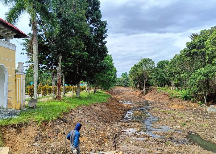 Jadikan Lokasi Rekreasi, Pemkab Tebo Mulai Bersihkan Sungai di Hutan Kota