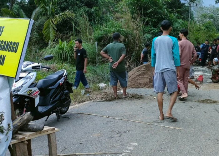 Gerakan Kerja Bakti, Remaja Masjid Miftahul Jannah Perbaiki Ruas Jalan Rusak