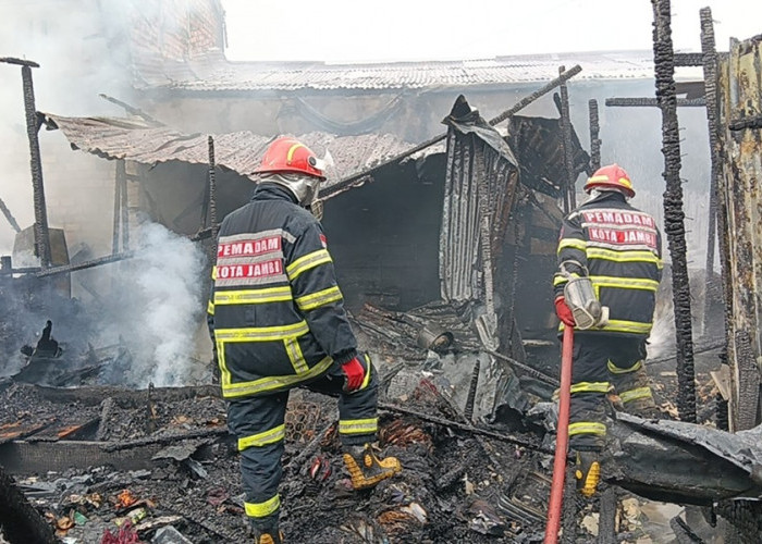 Detik-Detik Api Mengamuk di Solok Sipin! 7 Rumah Hangus, Damkar Jambi Sempat Kesulitan Akses