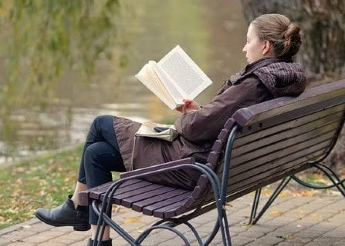 Selain Bisa Kurangi Stres, Ini 3 Manfaat Sering Baca Buku