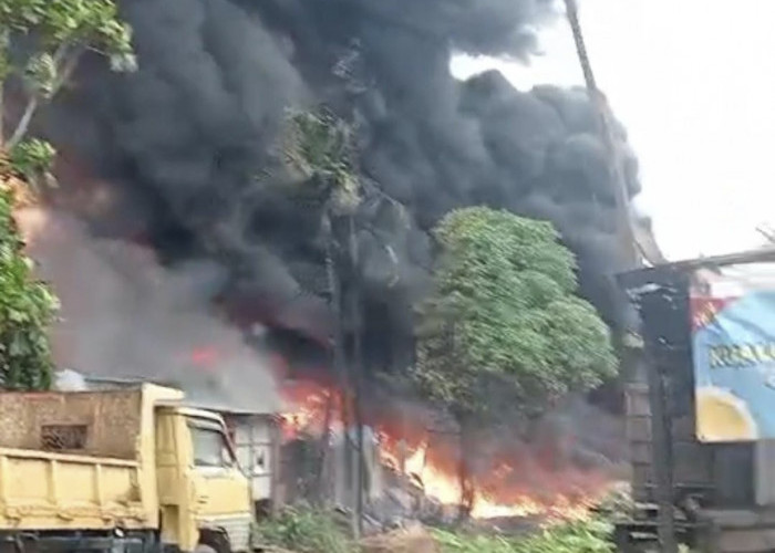 BREAKING NEWS: Gudang Diduga Penyimpanan Minyak Ilegal di Kota Jambi Terbakar