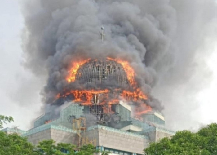Kubah Masjid Jakarta Islamic Center Terbakar