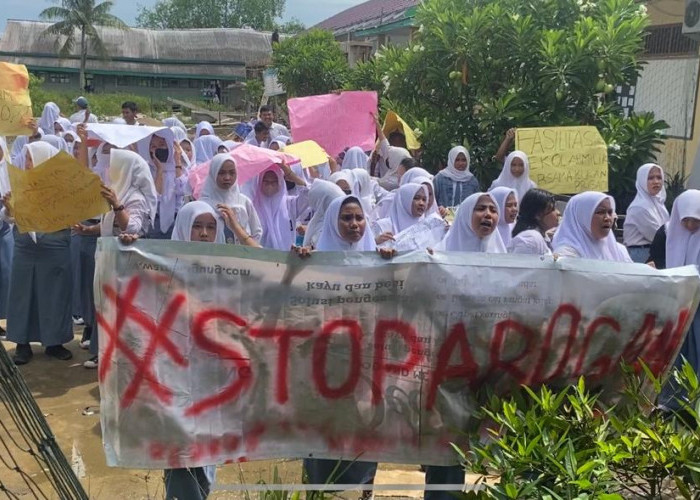 BREAKING NEWS: Puluhan Siswa dan Siswi SMK Negeri 1 Tanjab Barat Demo di Depan Kantor Kepsek