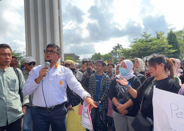 Temui Massa Aksi, Wakil Ketua DPRD Jambi Tegaskan Program MBG Tetap Diperjuangkan   