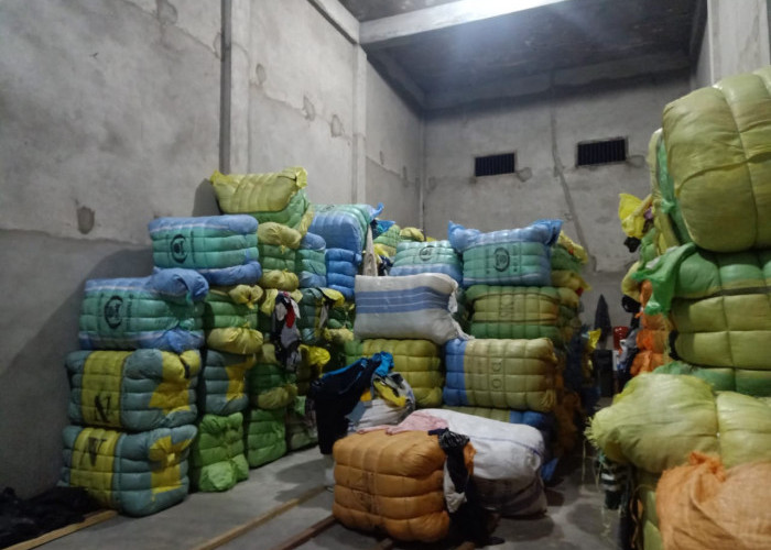 Polda Jambi Gerebek Gudang Berisi Ratusan Bal Pakaian Bekas, 3 Orang Diamankan