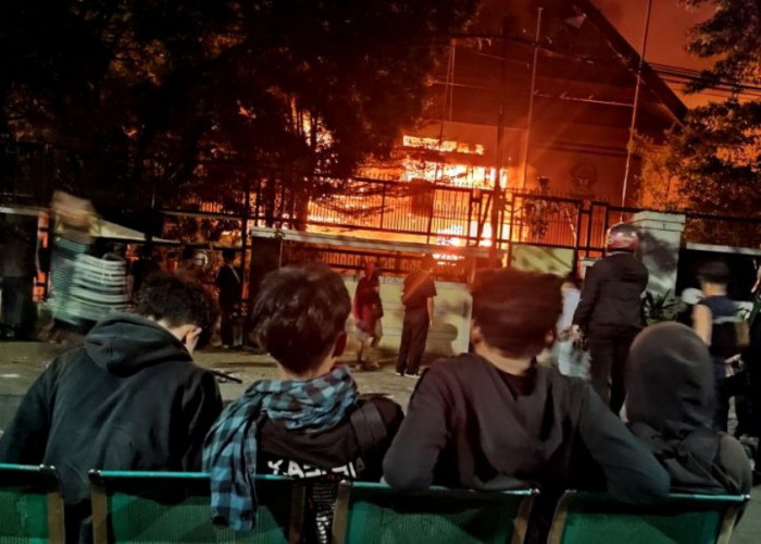 Mencekam! Gedung DPRD Provinsi Sulsel Dibakar Massa