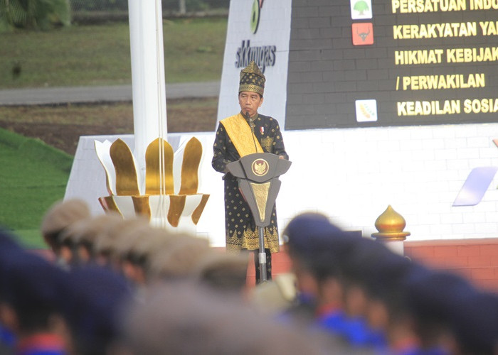 Pimpin Upacara Hari Lahir Pancasila di Lapangan Garuda Pertamina Hulu Rokan Jokowi Kenakan Pakaian Adat Melayu