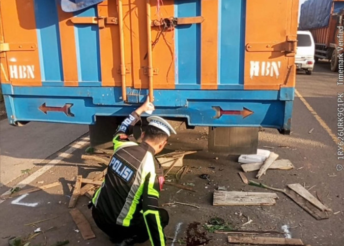 Maut di Tanjakan Mendalo: Motor Tabrak Truk Mogok, Pengendara Muda Meninggal Dunia, Identitas Masih Dicari