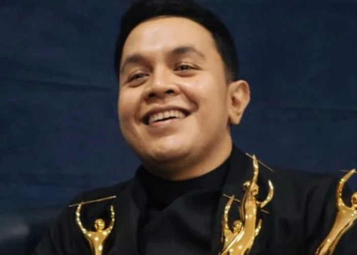 Penyanyi Tulus Borong 7 Piala AMI Awards    