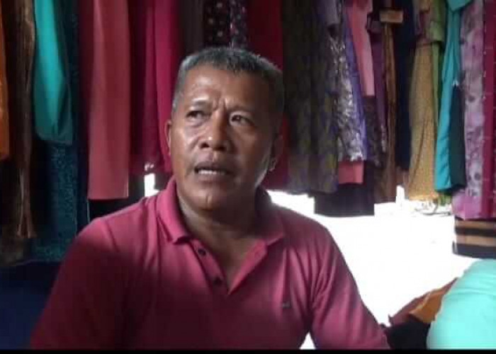 Penjual Baju Lebaran di Pasar Sengeti Keluhkan Sepinya Pembeli     