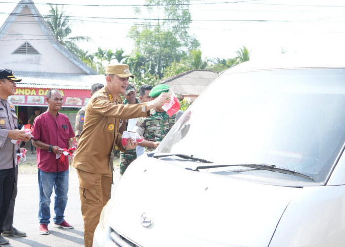 Pj Bupati Muaro Jambi Berikan Ribuan Bendera Gratis