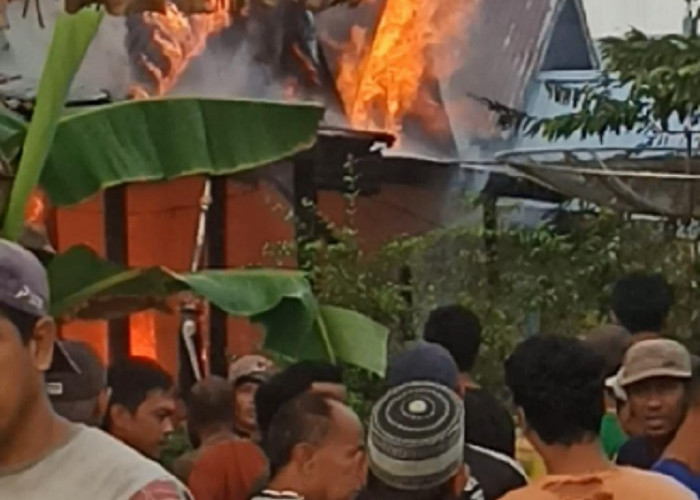 BREAKING NEWS : Kebakaran Terjadi di Desa Mendahara Tengah Tanjab Timur, 3 Rumah Hangus Terbakar