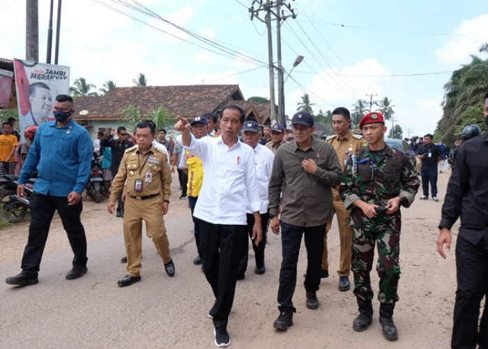 Presiden Jokowi Tinjau Jalan Rusak di Kabupaten Muaro Jambi