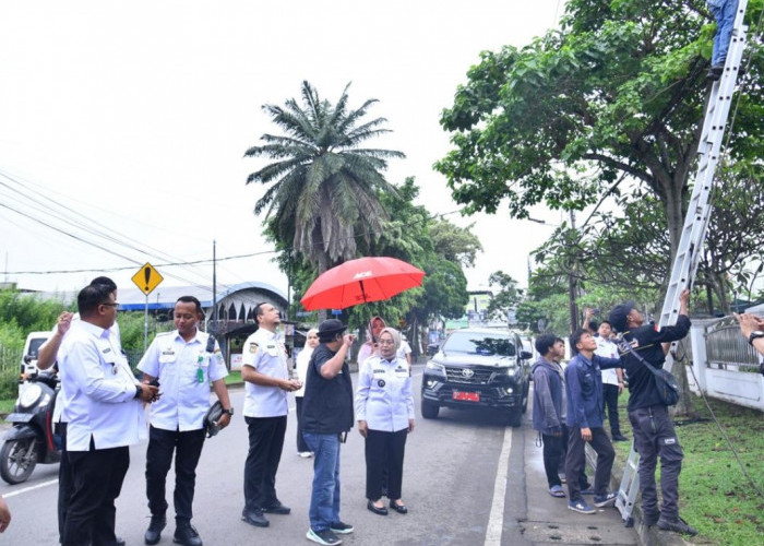 Tinjau Perapihan Kabel Internet, Pj Wali Kota Tegaskan Utamakan Estetika dan Keselamatan Pengendara