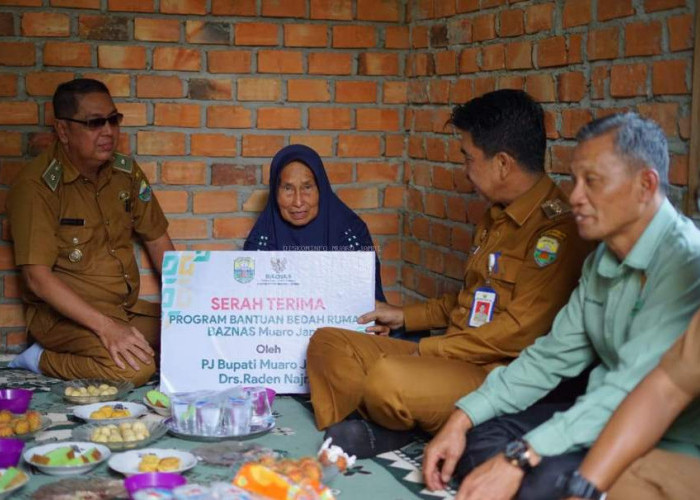 Pj Bupati Muaro Jambi Tinjau Program Bedah Rumah, Pastikan Warga Mendapat Hunian Layak
