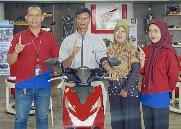 Sinsen Serahkan 1 Unit Sepeda Motor Honda kepada Pemenang Doorprize Honda DBL Jambi Series 2025