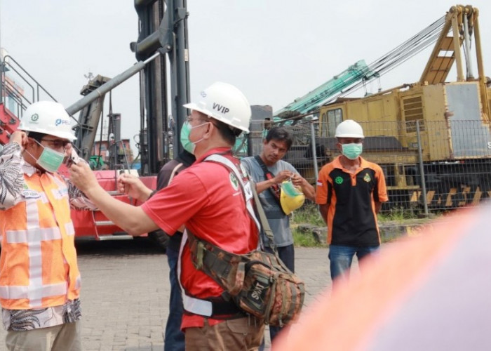 Antisipasi Dampak Polusi Udara, Pelindo Jambi Bagi Masker Gratis