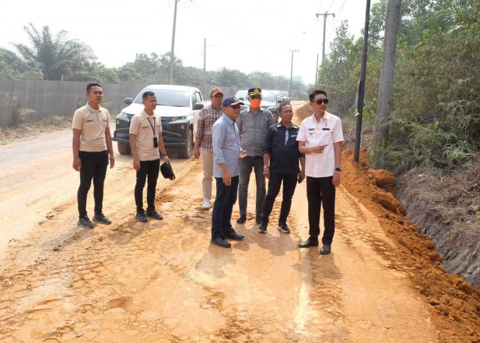 Pj Bupati Bachyuni Tinjau Jalan yang Dibangun Presiden RI Joko Widodo di Desa Tangkit