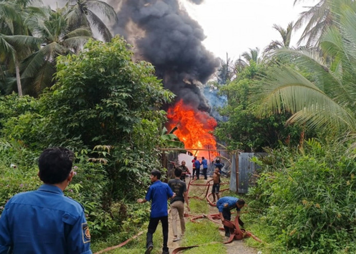 Duh! Gudang Minyak Diduga Berisi BBM Bersubsidi di Tanjab Barat Terbakar