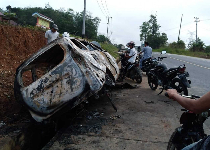 Mobil Minibus Xenia Terbakar di Jalan Lintas Sumatera, Korban Dilarikan ke RS Sungai Rumbai
