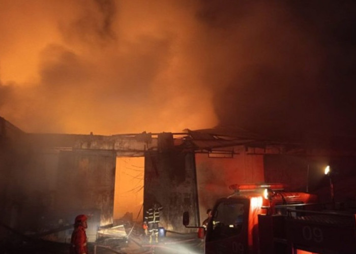 Gudang Kopra di Talang Bakung Jambi Ludes Terbakar, 13 Mobil Damkar Dikerahkan, Api Sulit Dipadamkan