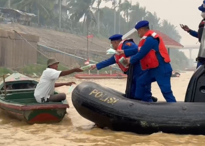 Warga Terdampak Kabut Asap, Ditpolairud Polda Jambi Susuri Sungai Batang Hari Bagikan Masker dan Sembako
