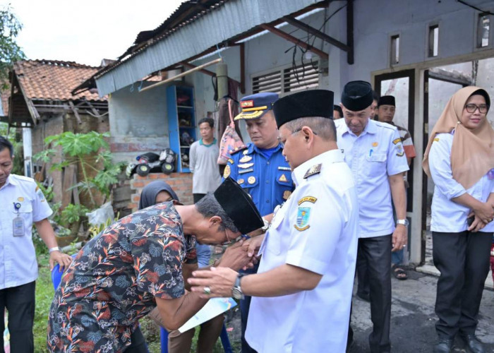 Salurkan Bantuan Korban Kebakaran, Wali Kota Maulana Ingatkan Warga Waspada Cuaca Ekstrem