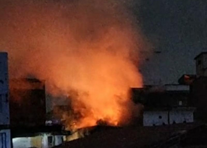 BREAKING NEWS: Kebakaran di Pelabuhan Ampera Kuala Tungkal, Sejumlah Kios Ludes 