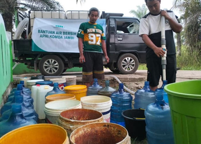 Krisis Air Makin Parah, Warga Rawa Pudak Rebutan Bantuan 4.000 Liter dari APHI Jambi