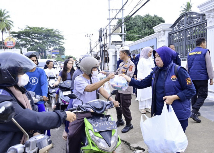 Humas Polda Jambi Bagikan Takjil kepada Masyarakat di Simpang Kebon Kopi