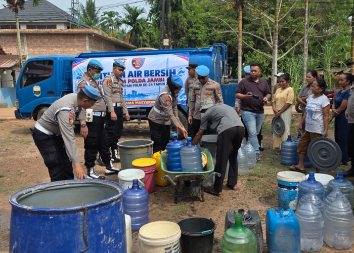 HUT Propam Polri di Jambi Gak Kaleng-kaleng! 10 Ribu Liter Air Bersih Digelontorkan untuk Warga Desa Tangkit