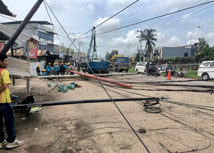 BREAKING NEWS: Tiang Listrik Roboh di Palmerah Lama, Jalan Macet