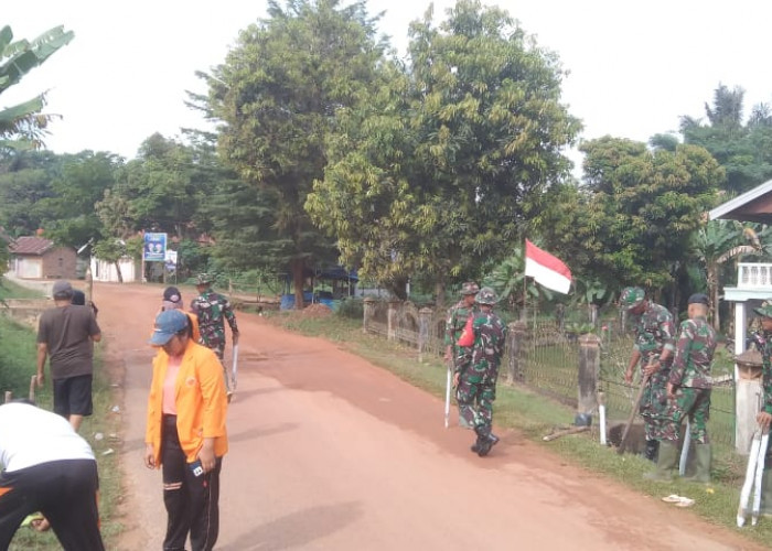 Satgas TMMD ke-121 Kodim 0415/Jambi bersama Masyarakat Timbun Jalan di Desa Pondok Meja