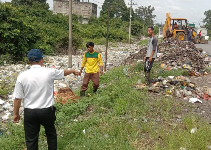 Sampah Menumpuk di Jalan Lintas Timur Auduri, Dinas Lingkungan Hidup Kota Jambi Lakukan Pembersihan