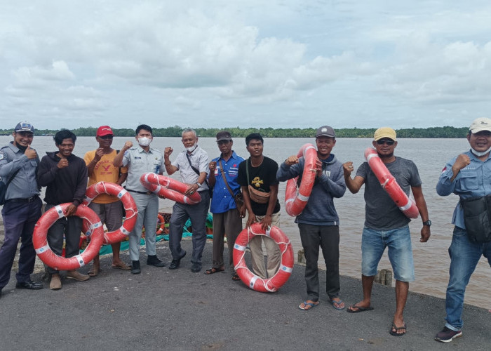 Penyerahan Life Bouy Kepada PT Seweregading Utama Sakti, Jasa Raharja Fasilitasi Keselamatan Bagi Penumpang