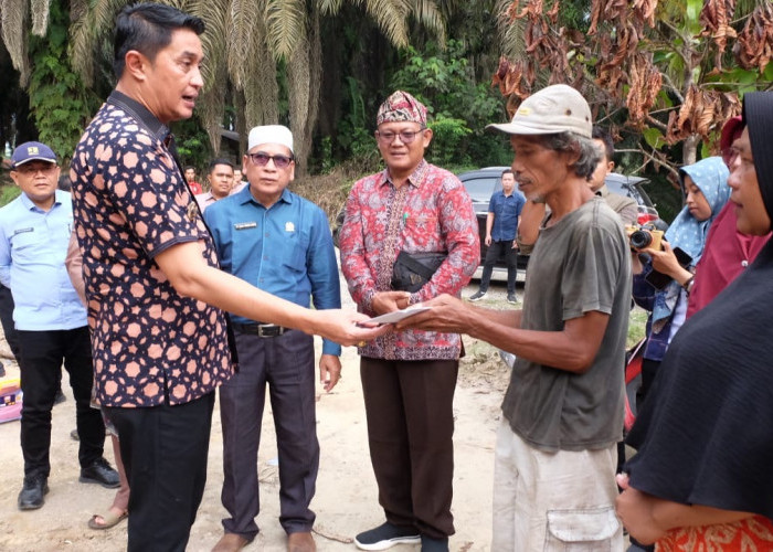 Pj Bupati Muaro Jambi Berikan Bantuan kepada Korban Kebakaran Rumah di Desa Talang Bukit