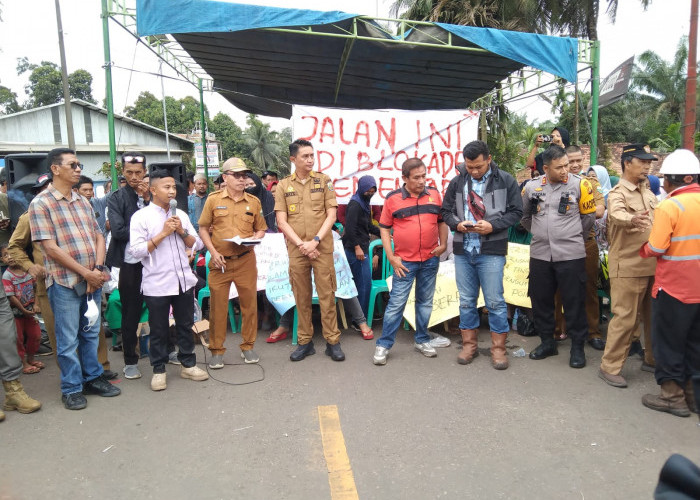Perusahaan Ingkari Janji Perbaikan Jalan, Warga Tutup Jalan Pelabuhan Talang Duku