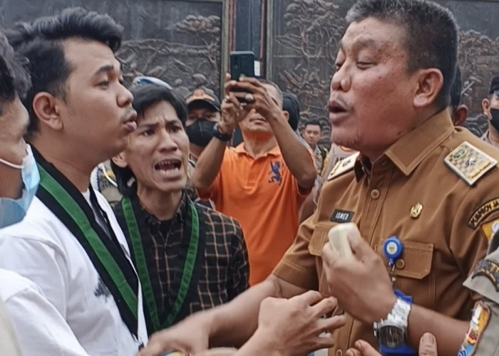 Demo Karhutla Jambi! Pejabat Pemprov Minta Demonstran Ikut Turun Padamkan Api: Kami Masih Kekurangan Personel!
