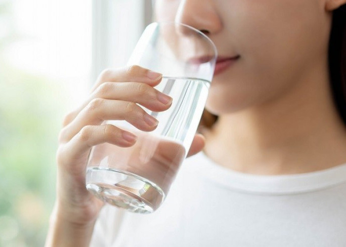 Kulit Makin Sehat, Ini 5 Manfaat Minum Air Putih untuk Kesehatan Kulit 