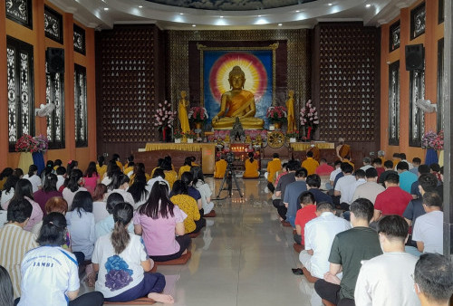 Ratusan Umat Buddha Padati Vihara Jaya Manggala Dalam Perayaan Hari Raya Waisak