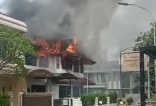 Hari Keempat Lebaran, Satu Unit Rumah Mewah di Jakarta Barat Hangus Terbakar 
