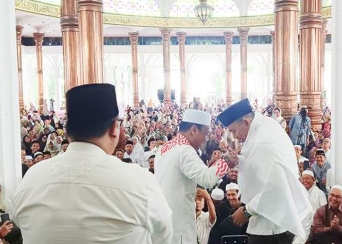 Tabligh Akbar Pemilu Damai 2024, H Abdul Rahman Terima Sorban dari Ustadz Das'ad Latif