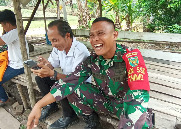 Satgas TMMD ke-121 Kodim 0415/Jambi Manfaatkan Waktu Istirahat Senda Gurau dengan Pemdes Suka Maju