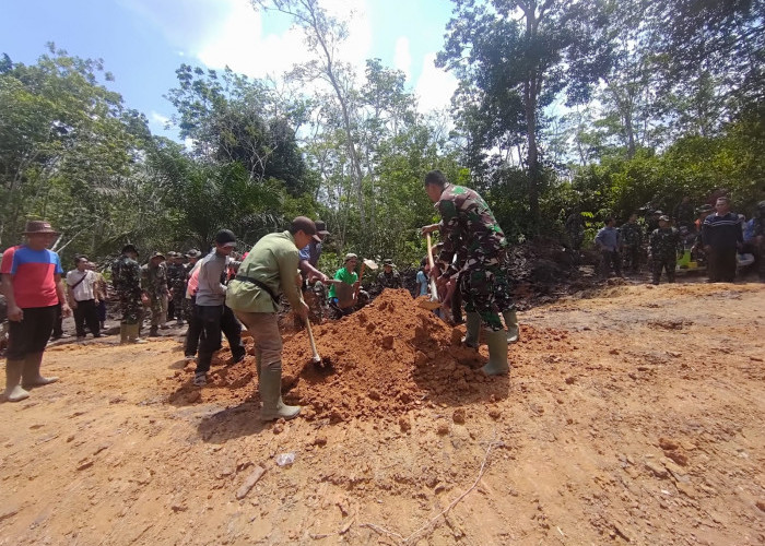 Satgas TMMD ke 121 Kodim 0415/Jambi bersama Masyarakat Desa Suka Maju Timbun Gorong-gorong