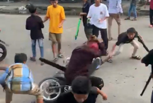 Viral Video Brutal Bentrok Remaja di Parit 1 Kualatungkal Gunakan Senjata Peluru Plastik