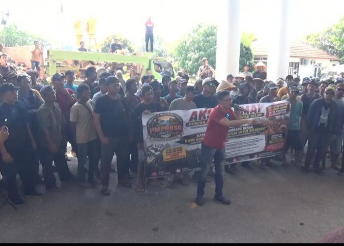  Ratusan Pengrajin Batu Bata Demo di Kantor DPRD Muaro Jambi, Tuntut Legalistas Bahan Baku Tanah