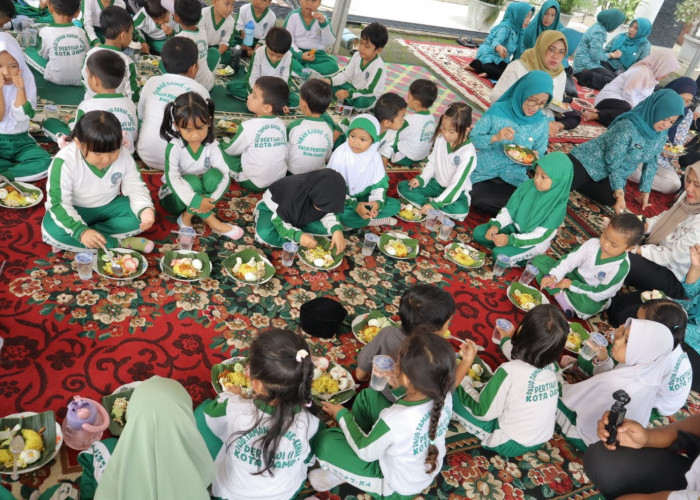 Rabu Berkah TP PKK Provinsi Jambi, Bagikan Sarapan Bergizi untuk Masyarakat