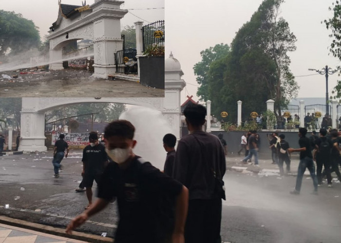 Demo di Depan Gedung DPRD Provinsi Jambi Ricuh! Polisi Kerahkan Water Canon, Beberapa Pendemo Diamankan