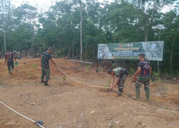 Satgas TMMD ke 121 Kodim 0415/Jambi Lakukan Perawatan Pohon